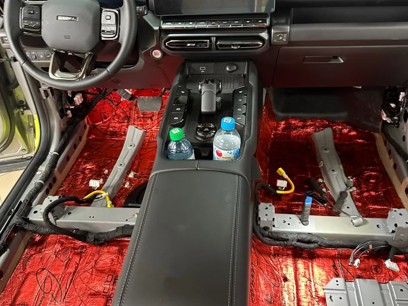 Салон Haval H7 с уложенным виброизоляционным материалом на полу