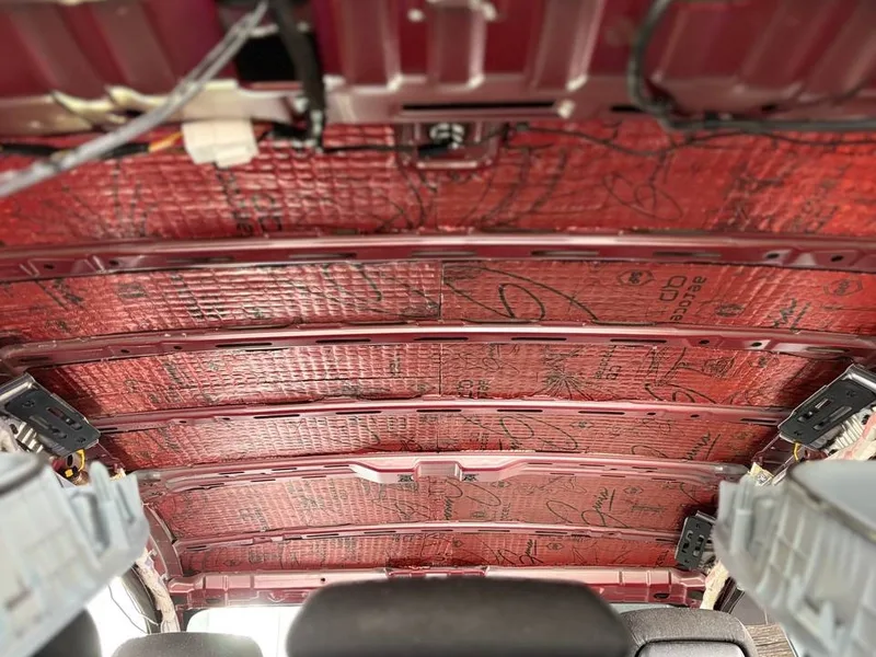 Крыша Kia Ceed с уложенным вибродемпфирующим материалом