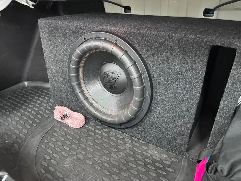 Сабвуфер DL Audio в коробе в багажнике Kia K5