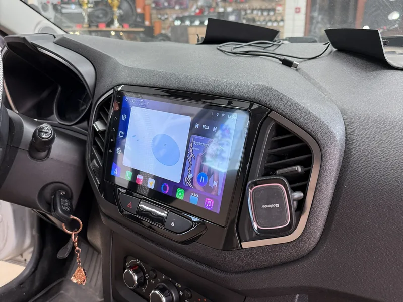 Android-магнитола FarCar, установленная в панель Lada X-ray