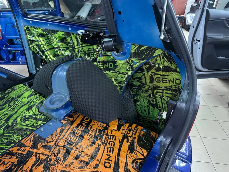 Салон Lada Niva Bronto со снятой обшивкой: пол и арки проклеены вибродемпфером STP Legend