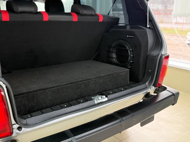 Багажник Lada Niva Sport с установленным сабвуфером