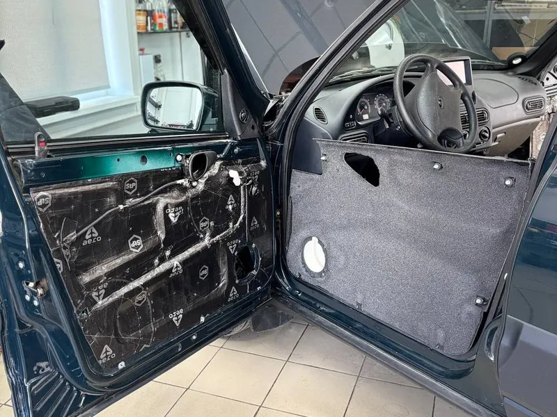 Дверь Lada Niva Travel со снятой обшивкой: металл проклеен вибродемпфером STP