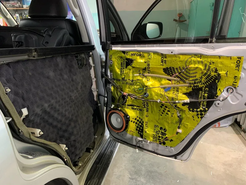 Дверь Toyota Land Cruiser 200 с уложенным виброизоляционным материалом