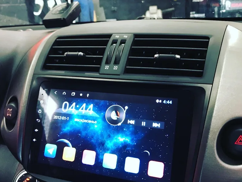 Магнитола на Android, установленная в панель Toyota RAV4