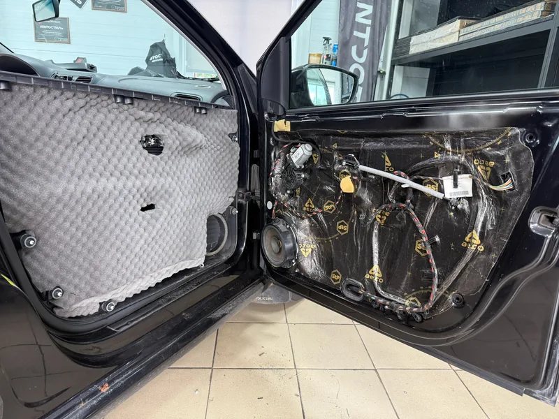 Дверь Volkswagen Polo с уложенным шумоизоляционным материалом STP